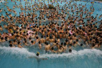 Tusentals kineser tog sin tillflykt undan hettan i den här stora poolen i staden Wuhan i Hubeiprovinsen den 30 juli. (Foto: The Epoch Times)