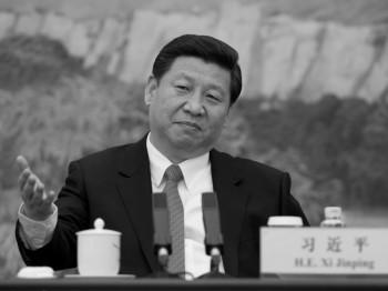 Xi Jinping talar vid ett möte med den kinesiska regimens antikorruputionsorgan nyligen. Xi skakade hand med frun till förre kommunistledaren Hua Guofeng, vilket ledde till spekulationer kring vad den gesten kan ha betytt. (Foto: Ed Jones-Pool/Getty images)