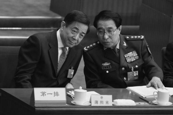 Xu Caihou, vice ordförande för den centrala militärkommissionen (till vänster) talar med den nu avsatte och fängslade partitjänstemannen Bo Xilai under öppningsceremonin av den nationella folkkongressen i Folkets stora sal, den 5 mars 2012 i Peking. Enligt en högt uppsatt partitjänsteman i Peking utreds Xi Caihou på grund av att han är en nära partner till Zhou Yongkang, tidigare medlem av politbyråns ständiga utskott. (Foto: Feng Li/Getty Images)