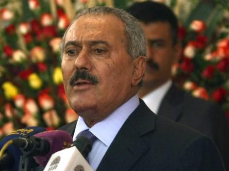 Jemens tidigare president Ali Abdullah Saleh, som avgick efter 33 år vid makten, talar vid en ceremoni i presidentpalatset där han formellt överlämnar makten till sin ställföreträdare, numera president, Abdrabu Mansour Hadi, den 27 februari 2012. (Foto: Mohammed Huwais /AFP/Getty Images)
