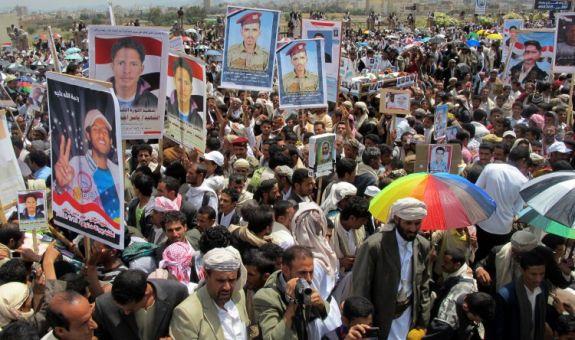 Regeringsmotståndare i Jemen håller upp porträtt av kamrater som dödats under de senaste striderna mot säkerhetsstyrkor under en demonstration i Saana den 23 september (Foto: Gamal Noman/AFP/Getty Images)
