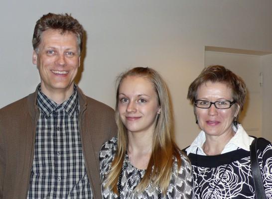 Anna Stenbäck som såg föreställningen med sina föräldrar Jan-Erik och Aulikke ville att mormor skulle se showen, för danserna och kläderna var så fina. (Foto: Yvonne Kleberg)