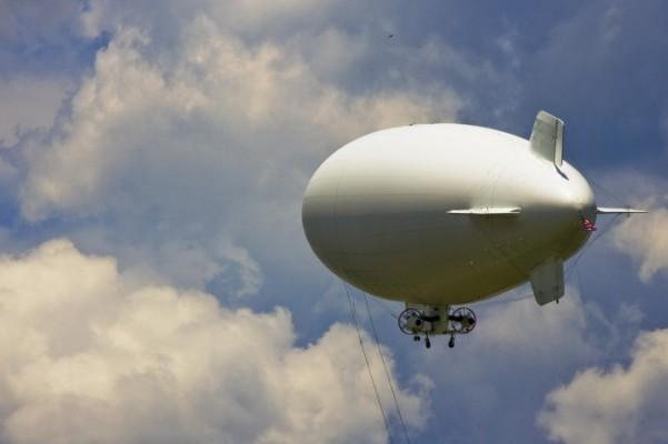 Zeppelin svävar på himlen. (Foto by Andrew Geraci/U.S. Navy via Getty Images)