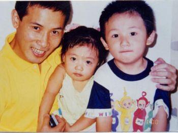 Zhang Yuhui med sin son och dotter innan han sattes i fängelse i Kina för att ha arbetat med Epoch Times webbsida. (Epoch Times)
