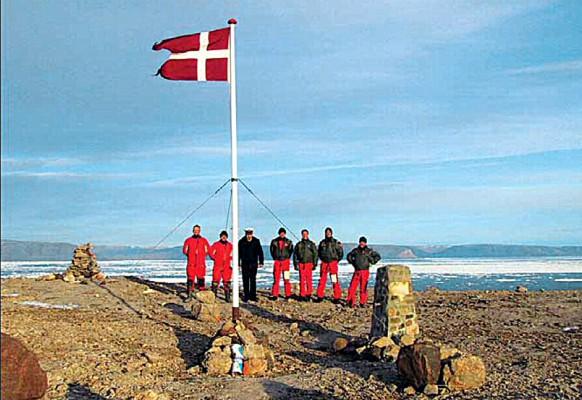 En grupp danskar på ön Hans mellan Kanada och grönland, som även Kanada är intresserat av. (Foto: Royal Danish Navy/AFP) 