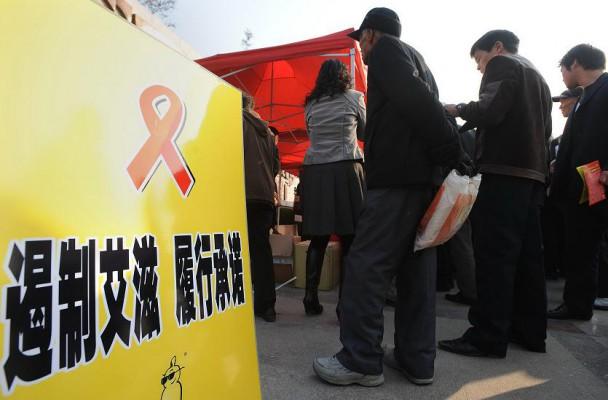 Anhuiprovinsen: Hefeis invånare får information om HIV/AIDS på en tillställning som markerade den internationella aidsdagen. Enligt den kinesiska regeringen och FN:s hälsoorganisationer finns det runt 700 000 HIV-positiva i Kina i dagsläget. (CHINA OUT GETTY OUT AFP PHOTO) 