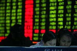 Aktiepriserna på de kinesiska fondbörserna rasade i värde mer än 715 miljarder dollar  på en enda månad. Bilden visar en aktiemäklarfirma i Chongqing, en stad i sydöstra Kina. (Foto: China Photos/Getty Images) 