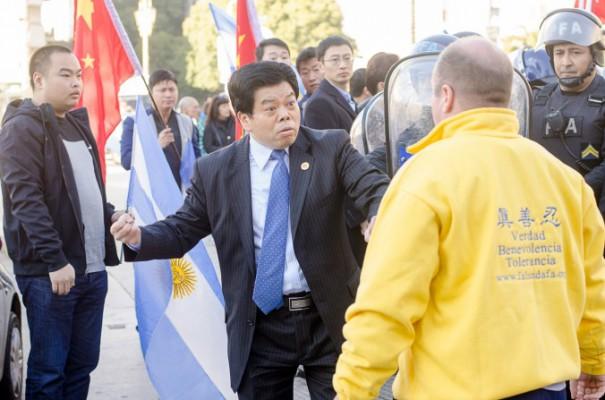 Ordföranden för CASRECH (avdelning för stormarknader och självserveringar ägda av kineser i Argentina) hotar en Falun Gong-utövare i Buenos Aires, Argentina, den 19 juli 2014 (Foto: Epoch Times).
