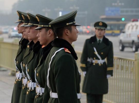 Kinesisk paramilitär polis står vakt på Himmelska fridens torg den 8 november 2013. Kinas Centrala militärkommission har inrättat särskilda granskningsgrupper som kommer att undersöka ledande tjänstemän dels inom militären, dels inom den beväpnade polisen, enligt den statliga nyhetsbyrån Xinhua. (Foto: Mark Ralston/AFP/Getty Images )