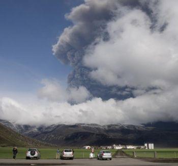 Tunga moln över ett bostadsområde nära vulkanen Eyjafjallajökull, 17 maj 2010. (Heidar Kristjansson/AFP/Getty Images)