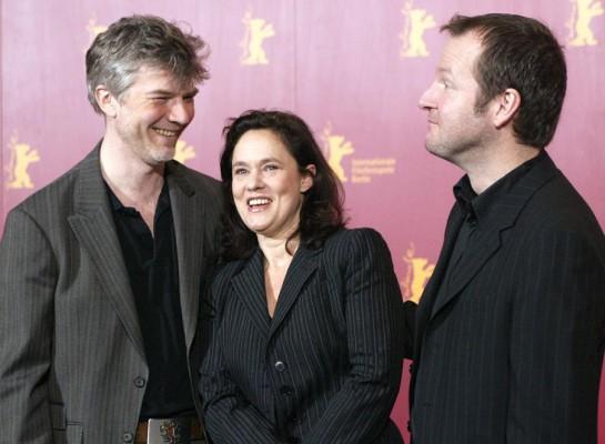Pernilla August tillsammans med Jacob Eklund och regissören Björn Runge. Det var då, Berlins filmfestival 2004, nu står hon ensam och tar emot priset i Hamburg. (Foto: Jochen Luebke/ AFP)
