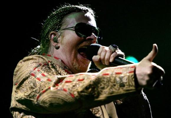 Axl Rose, ende kvarvarande originalmedlemmen i Guns N' Roses, som nu släpper det länge planerade albumet Chinese Democracy. (Foto: AFP)