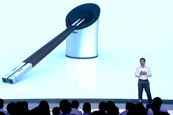 Robin Li, ordförande och vd för Baidu Inc, introducerar Smart Chopsticks (smarta ätpinnar) på Baidu Technology Innovation Conference 2014 i Peking den 3 september 2014. Pinnarna uppfanns som ett svar på de så vanliga livsmedelsskandalerna i Kina. (Foto: Skärmdump från Baiduworld) 