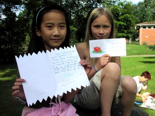 Elaine och Tara har skrivit brev till statsministern för ett de vill att han jobbar för ett stopp på förföljelsen av Falun Gong. (Foton: Epoch Times/Veronica Örfelth)
