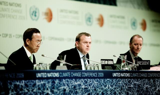 FN:s generalsekreterare Ban Ki-Moon och Danmarks statsminister Lars Lokke Rasmussen vid en presskonferens under klimatmötet i Köpenhamn på morgonen lördagen den 19 december, efter att en grupp av länder kommit överens om en klimatöverenskommelse, vilken väckte kraftiga reaktioner hos vissa utvecklingsländer. (Foto: AFP/Mads Nissen)
