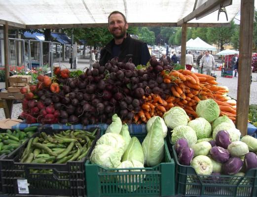Leonard Moberg odlar KRAV-godkända grönsaker som han säljer på bland annat Bondens egen marknad i Örebro. (Foton: Maria Hellström/ Epoch Times)
