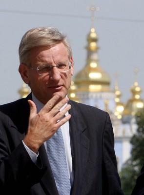 Intenationellt känd. Utrikesminister Carl Bildt är en av de svenskar som skrivs oftast om i utländska medier. Bilden togs vid hans besök i Ukrainas huvudstad Kiev den 15 maj i år. (Foto: AFP/SERGEI SUPINSKY)