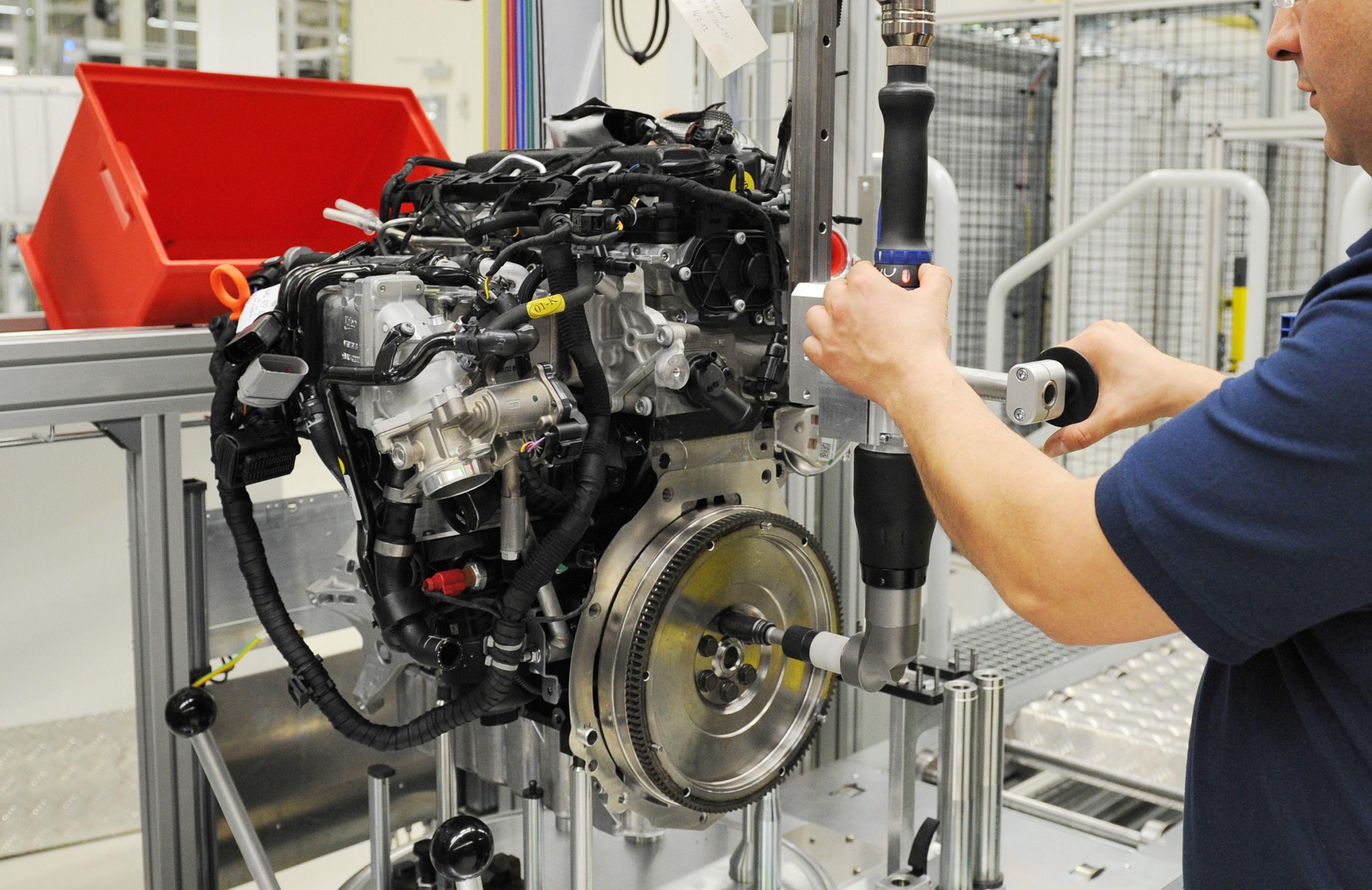 
Volkswagens tekniker får skynda sig att förbättra dieselmotorerna så att bilarna på marknaden kan åtgärdas och trovärdigheten återställas. Bilden är tagen i en tysk Volkswagen-fabrik 2012. Foto: Julian Stratenschulte/AFP/Getty Images