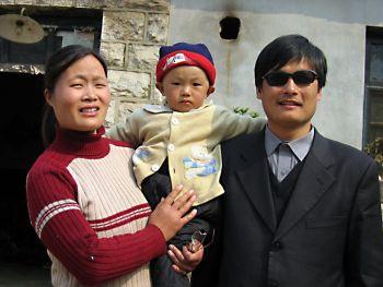 En bild från den 28 mars 2005 som visar den blinde aktivisten Chen Guangcheng, hans fru Yuan Weijing och deras dotter Chen Kerui utanför deras hem i Dondshigu, en by i Shandongprovinsen i nordöstra Kina. (Foto: STR/AFP/Getty Images)