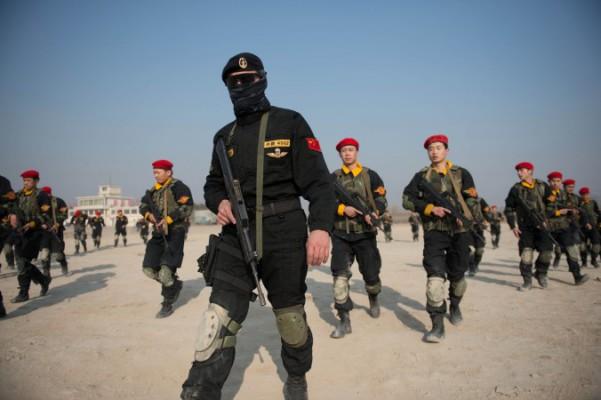 Blivande livvakter tränar på en arméanläggning utanför Peking den 18 januari 2013. Wei Jingsheng ser den plötsliga expansionen av livvaktsindustrin i Kina som ett tecken på social oro. (Foto: Ed Jones/AFP/Getty Images)