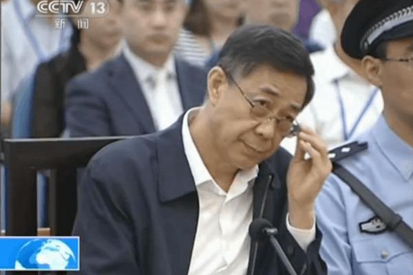 En skärmdump från CCTV:s nyheter på den femte dagen av Bo Xilais rättegång visar Bo Xilai som ser trött ut när han tar av sig glasögonen.
