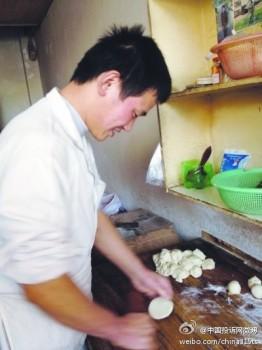 26-årige Li Fugui har bakat kakor och sålt för 50 öre styck i sex år i Nanjing. Nyligen har han fått beundrare för sitt hederliga tillvägagångssätt. (Foto: Weibo.com)