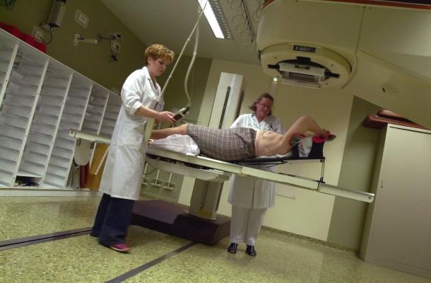 En kvinna  får strålbehandling för sin bröstcancer. (Foto: AFP/ Michele Daniau)