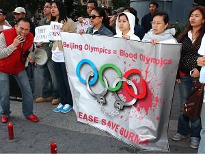 Demonstrationsdeltagare samlades på Union Square i New York i lördags och talade för en bojkott av de olympiska spelen i Peking 2008. Orsaken är det kinesiska kommunistpartiets starka stöd till militärjuntan i Burma. (Sam Simmonds/SSNEWS Images)
