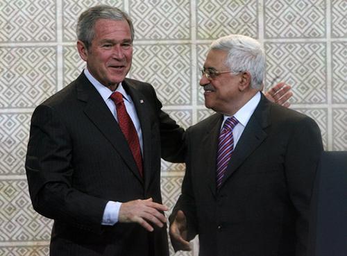 USA:s president George W Bush och Palestinas president Mahmud Abbas efter en presskonferens den 10 januari 2007 vid Muqataa, den palestinska presidentens ämbetsverk i Ramallah, Västbanken. (Foto: AFP/ Awad Awad) 