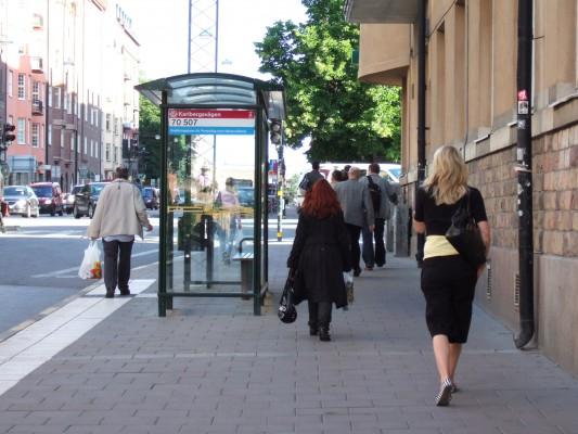 Stockholmare väljer att promenera till jobbet på torsdagsmorgonen på grund av den återupptagna bussförarstrejken. (Foto: Katarina Hall/ Epoch Times)