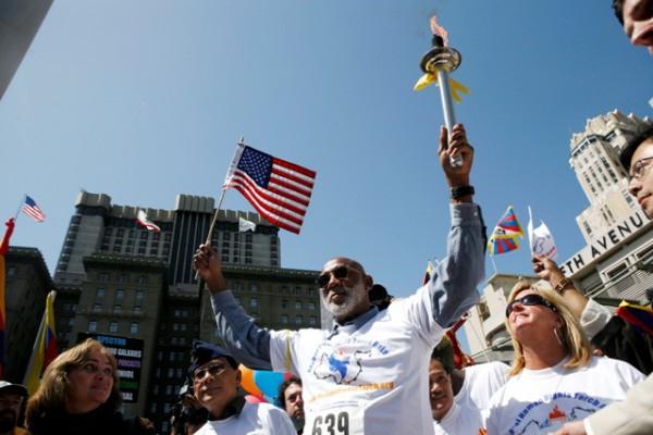 John Carlos höjde som tredjepristagare på 200 meter i Mexiko-OS 1968 sin knutna hand i kampen för svartas likaberättigande i USA. Den 5 april 2008 förde han Facklan för mänskliga rättigheter genom San Fransisco i USA, för att förbättra de mänskliga rättigheterna i Kina. (Foto: AFP)
