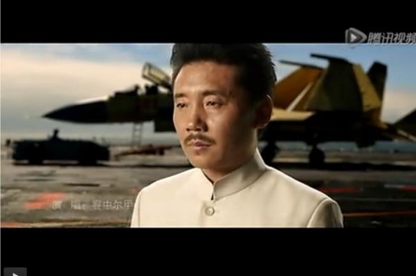 Den tibetanske sångaren Rongzhongerjia står på Kinas första hangarfartyg och sjunger om "Kinas dröm" i en ny militär propagandavideo. (Foto: Skärmdump från qq.com)