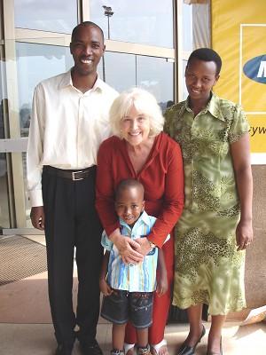 Författaren Barbara Coloroso arbetar med föräldralösa barn i Rwanda. Hon skriver om Isaiah, Clarissa och deras son David i sin bok "Extrem ondska "(originaltitel: Extraordinary Evil). Både Isaiah och Clarissa blev föräldralösa under massmordet i Rwanda. (Bild från Barbara Coloroso)
