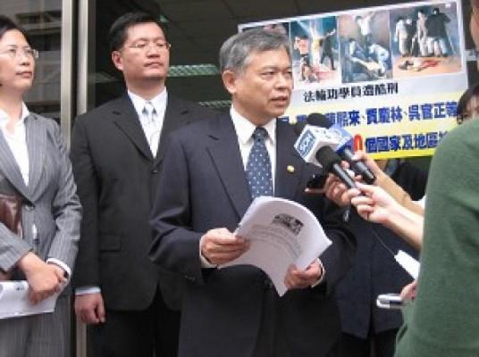 Professor Chang Ching-Hsi, ordförande för Taiwans Falun Dafa Association, talar vid en presskonferens. (Foto: Epoch Times) 
