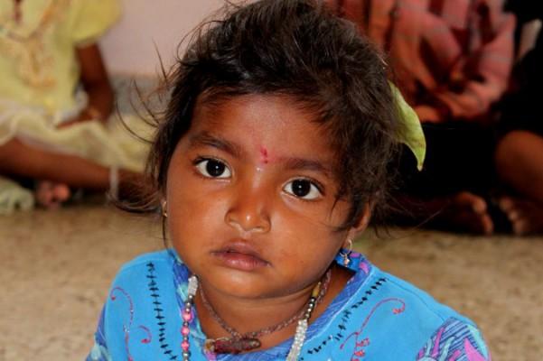 Ett 3-årigt barn väntar på gratis lunch i ett statligt daghem i staden Kortagere i Tumkur-distriktet i staten Karnataka, Indien. 48 procent av barnen under fem år i Indien är hämmade i sin utveckling på grund av kronisk undernäring, enligt en undersökning. (Foto: Venus Upadhayaya/Epoch Times)