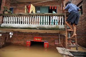 Översvämmat tvåvåningshus i Foshan, Guandongprovinsen. (Foto: Epoch Times)