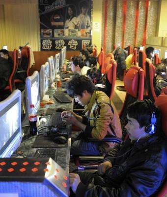 Ett internetcafé i Peking, 27 februari 2010. Nyligen har sökningar på politiskt känsliga termer som normalt censureras plötsligt börjat ge länkar till sajter som tills alldeles nyss varit blockerade.  (Foto: Liu Jin/AFP/Getty Images)