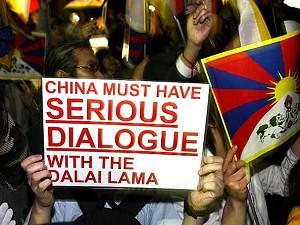 Tibet-supportar demonstrerar för en uppriktig dialog mellan KKP och Dalai Lama. Hibiya Park i Tokyo den 6 maj. (Foto: Koichi Kamoshida/Getty Images)