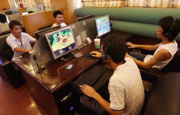 Kinesiska studenter på ett internetcafé i Hangzhou. (Foto: Mark Ralston/AFP/Getty Images)
