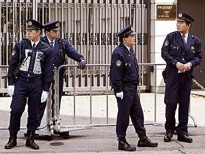 Poliser vaktar den kinesiska ambassaden i Tokyo. (Toru Yamanaka/AFP/Getty Images)