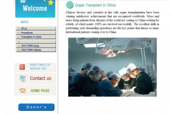 Läkare utför en operation på webbsidan cntransplant.com, som annonserar om organ internationellt, i strid med kinesiska åtaganden inför det globala läkarsamfundet. Sidan stängdes nyligen ner. (Skärmdump Epoch Times)