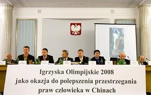 BESLUTSAM: World Solidarity-representanten Michael Orzechhowski (andra från vänster) presenterade den 9 oktober på människorättskonferensen i det polska parlamentet en vädjan till polska ledare att bojkotta de olympiska spelen i Peking 2008. (Conrado E. Maul, Special to the Epoch Times)
