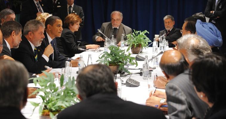 USA:s president Barack Obama (3:e från höger) deltar i multilaterala diskussioner med Brasiliens president Luiz Inacio Lula Da Silva (2:a från vänster) och andra ledare på Bella Center i Köpenhamn den 18 december 2009 på den tolfte dagen av FN:s konferens om klimatförändringar. (Foto: AFP/Jewel Samad)