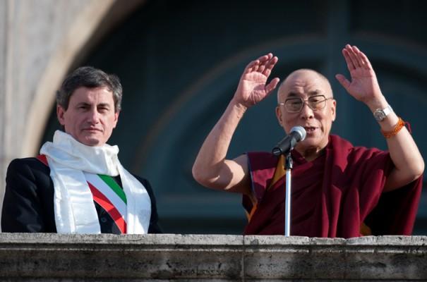 Tibets andlige ledare Dalai Lama höll ett tal på balkongen till Roms stadshus Campidoglio efter att han utsetts till hedersmedborgare i staden. Bredvid honom står Roms borgmästare Gianni Alemanno. (Foto: AFP / Christophe Simon)