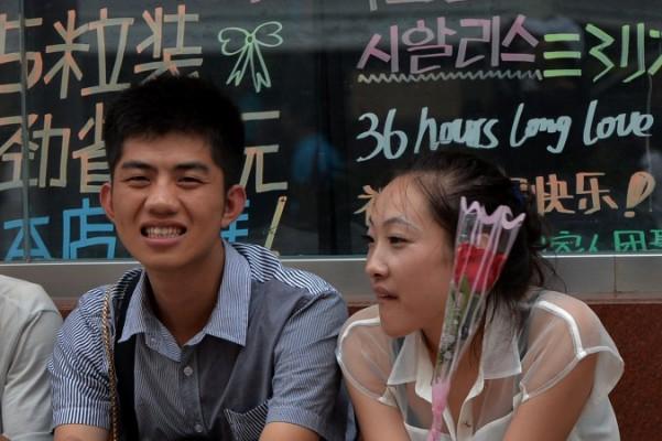 Ett ungt par i Peking, 13 augusti 2013. (Foto: Mark Ralston/AFP/Getty Images)