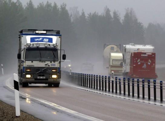 Bra för trafiksäkerheten. Metallvajrar separerar de båda trafikriktningarna. (Foto: Sven Nackstrand / AFP)