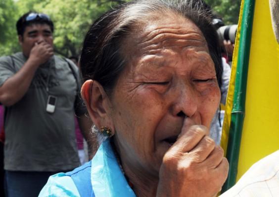 En tibetansk kvinna protesterar mot dödsdomarna mot två personer som deltog i upploppen i Lhasa våren 2009. (Foto: AFP)