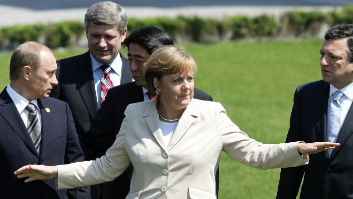 Gruppfoto vid G8-mötet i Tyskland, Heiligendamm. Tysklands förbundskansler Merkel, tillsammans med, från vänster, Rysslands president Putin, Kanadas premiärminister Harper, Japans premiärminister Abe och Europakommissionens ordförande Barrosso. (Foto: AFP)