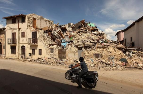 Den jordbävningsdrabbade staden Onna i L’Aquila i Italien efter det förödande jordskalvet i april 2009. (Foto: Oli Scarff/Getty Images)