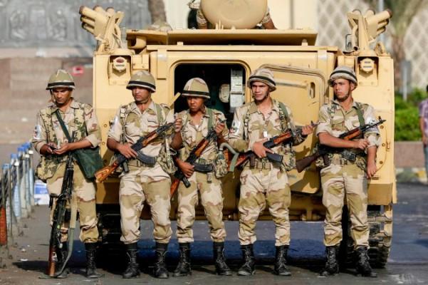Egyptiska soldater intar position vid ingången till Tahrirtorget i Kairo den 8 juli 2013. Massprotesterna fortsätter i Egypten och landet riskerar ännu mer kaos. (Foto: AFP/Hassan Ammar)
